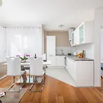 Lana - Sea View With Parking Apartment