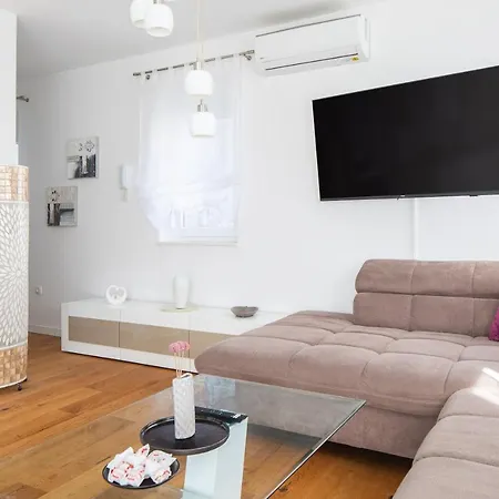 Lana - Sea View With Parking מאקרסקה