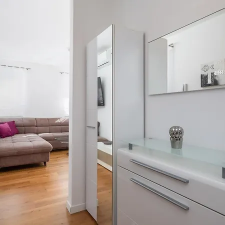 Lana - Sea View With Parking Apartamento
