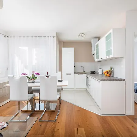 Lana - Sea View With Parking Apartamento