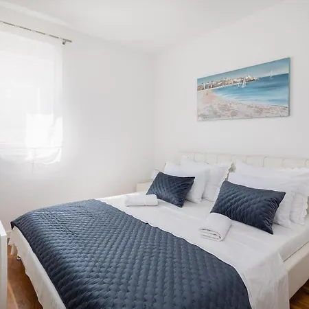 Lana - Sea View With Parking *