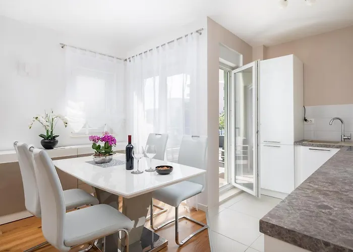 Lana - Sea View With Parking *