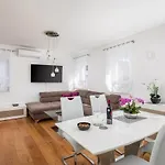 Lana - Sea View With Parking *