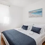 Lana - Sea View With Parking *