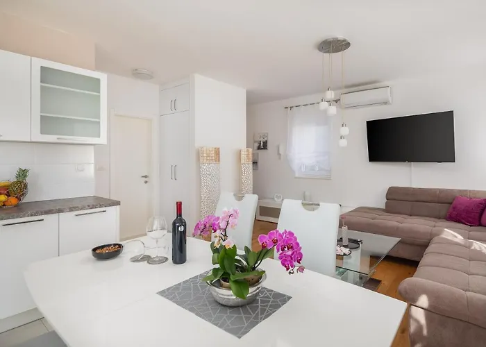 Lana - Sea View With Parking Apartment *