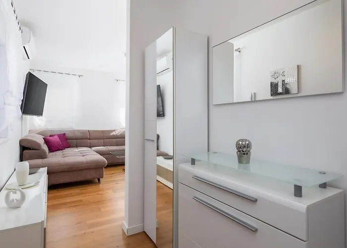 Lana - Sea View With Parking Apartment