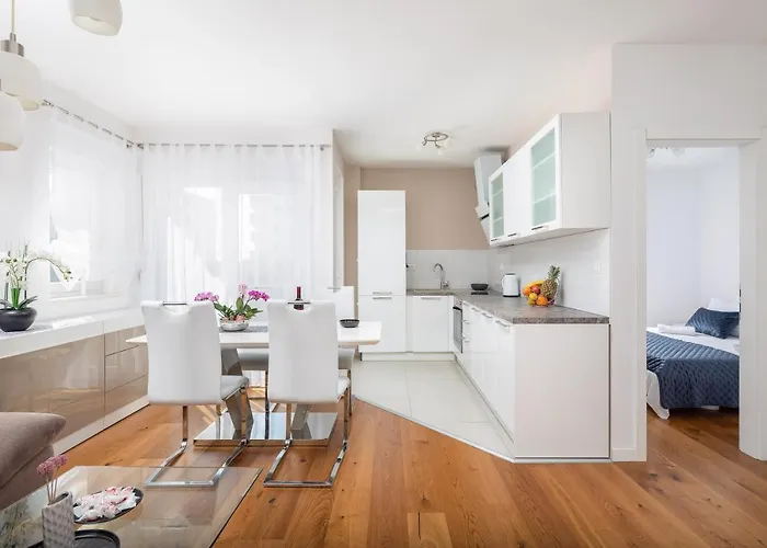 Lana - Sea View With Parking Apartment