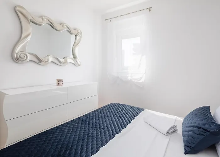 Lana - Sea View With Parking Apartment