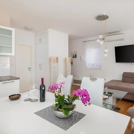 Lana - Sea View With Parking Apartman *