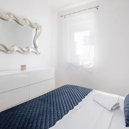 Lana - Sea View With Parking Apartman