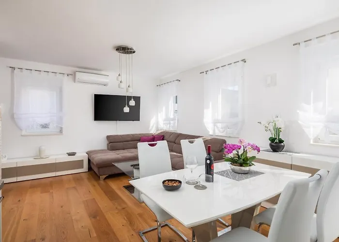 Lana - Sea View With Parking *