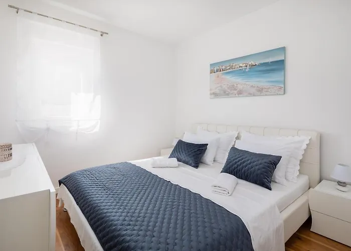 Lana - Sea View With Parking *