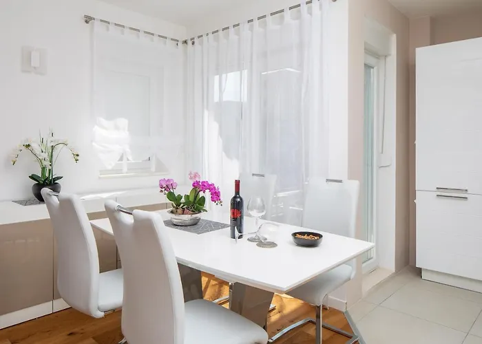 Lana - Sea View With Parking Макарська